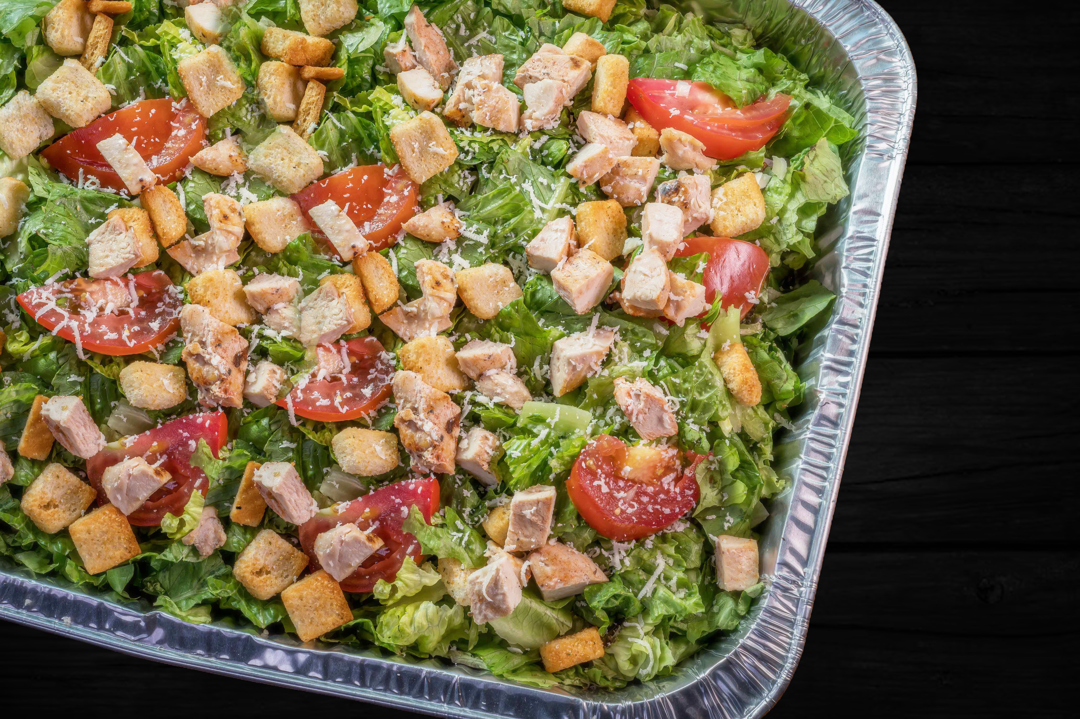 Charola de Ensalada Caesar con Pollo