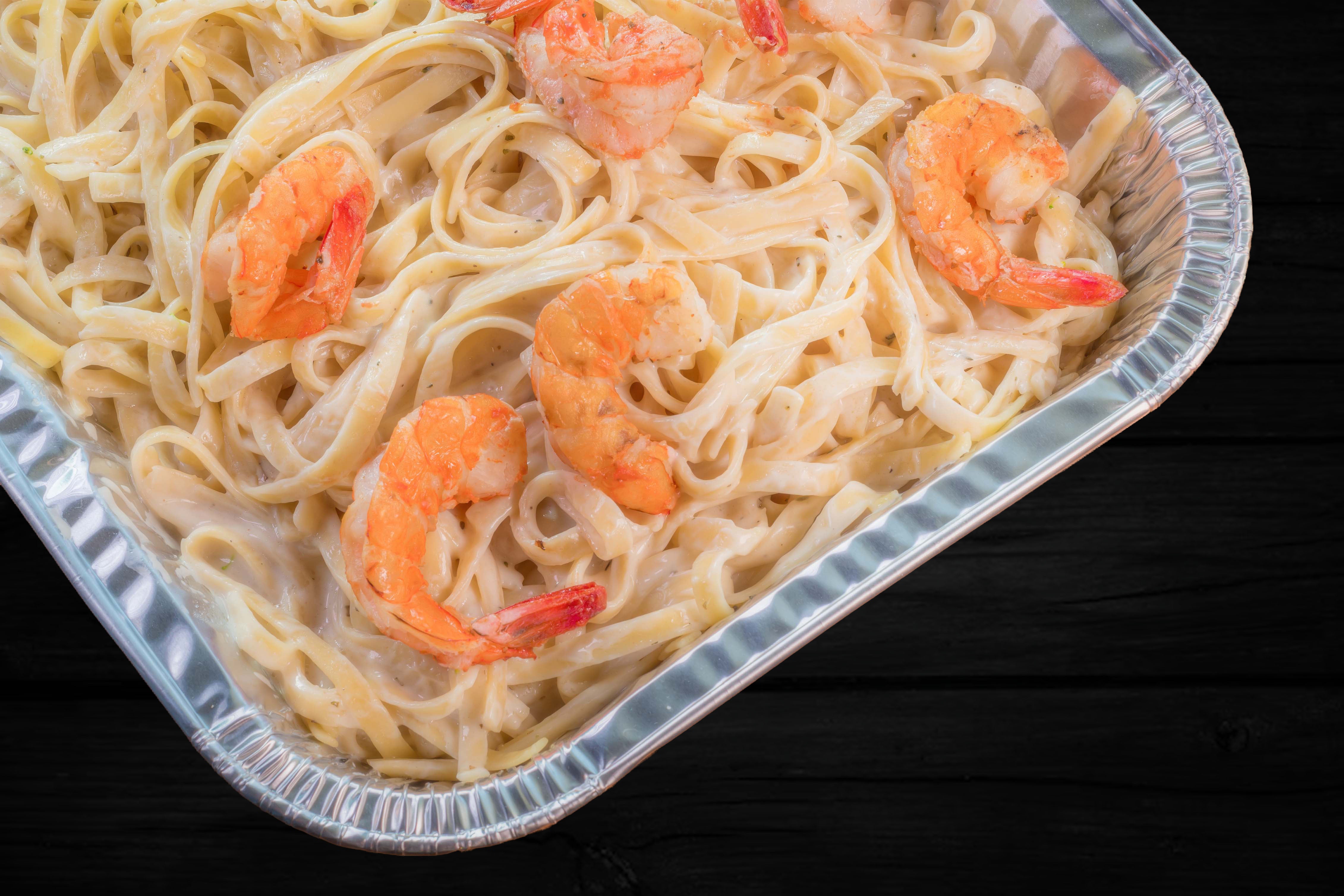 Charola de Fettucine Alfredo con Camarón