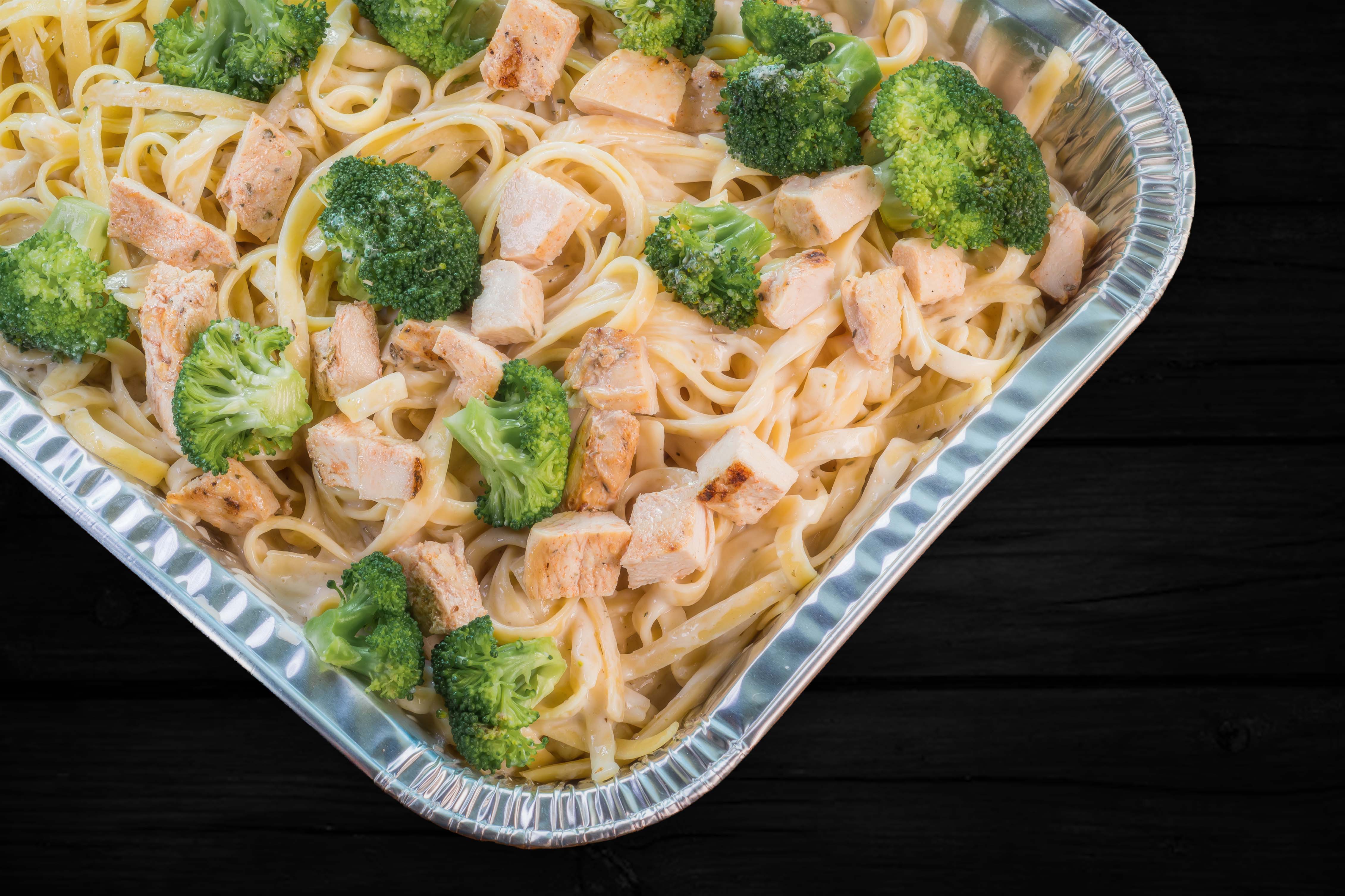 Charola de Fettucine Alfredo con Brócoli